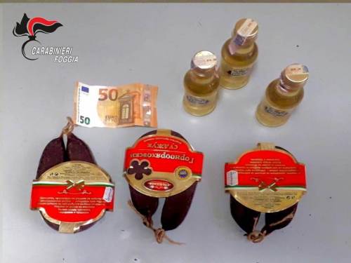 Offre salsiccia e liquore ai carabinieri per sottrarsi alla multa: bulgaro in arresto